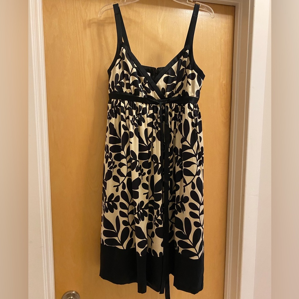 Adorable Silk sun dress Maggy London Size 4